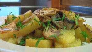 Картофель тушеный, со свежими грибами