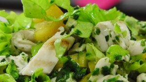 Куриный салат со шпинатом